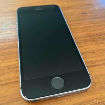 iPhone SE スペースグレイ　85% 64GB Apple ドコモ