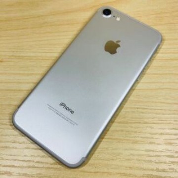美品 ﾊﾞｯﾃﾘｰ98% SIMﾌﾘｰ iPhone7 32GB P125