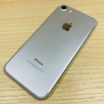 新品同様 ﾊﾞｯﾃﾘｰ100％ SIMﾌﾘｰ iPhone7 32GB P109