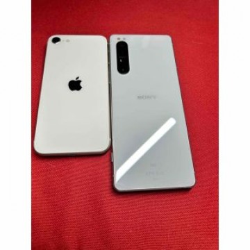 iPhone SE3 64GB と Xperia 1ⅱ 128GB