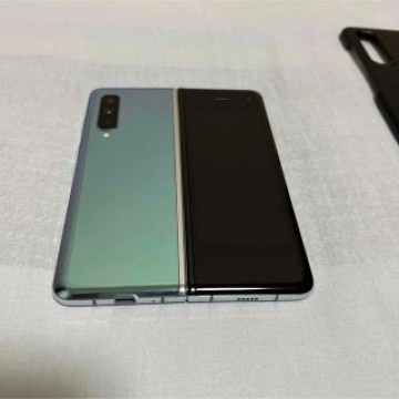 折りたたみスマホ　au Galaxy Fold SCV44  512GB