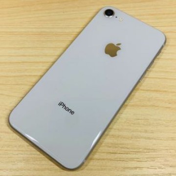 美品 ﾊﾞｯﾃﾘｰ100％ iPhone8 64GB P136