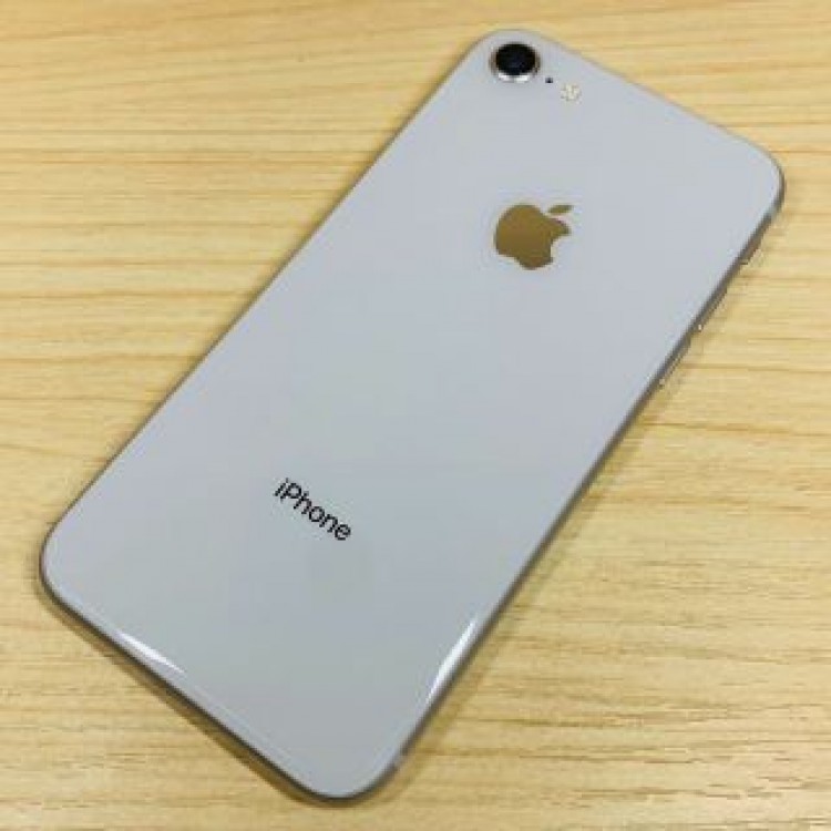 美品 ﾊﾞｯﾃﾘｰ100％ iPhone8 64GB P136