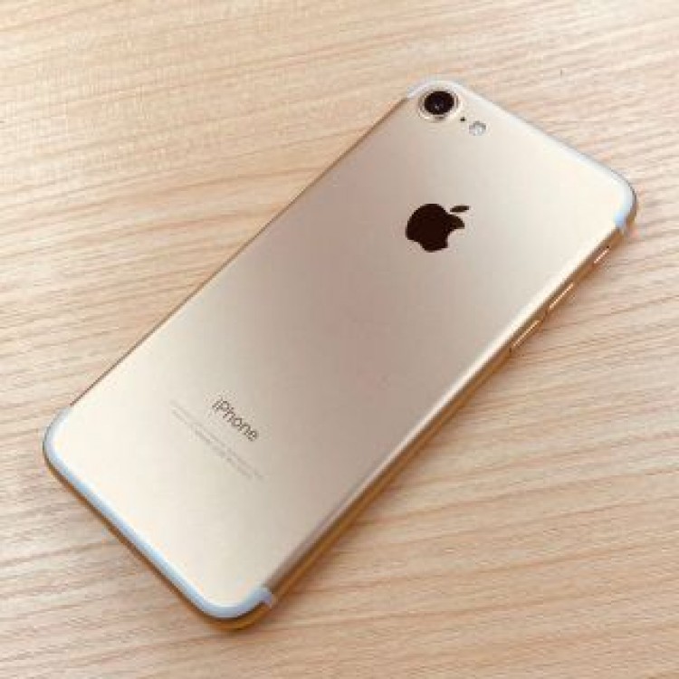 超美品 ﾊﾞｯﾃﾘ-99％ iPhone7 32GB SIMフリー P96
