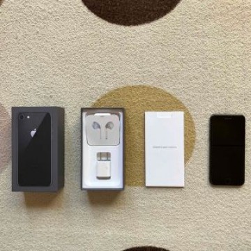 iphone 8  b simフリー　64GBスペースグレイ
