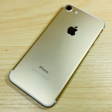 美品 ﾊﾞｯﾃﾘｰ95% SIMﾌﾘｰ iPhone7 32GB P136