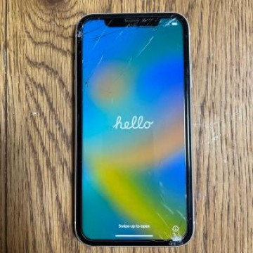 iPhoneXR 64GB ホワイト 画面割れ有り