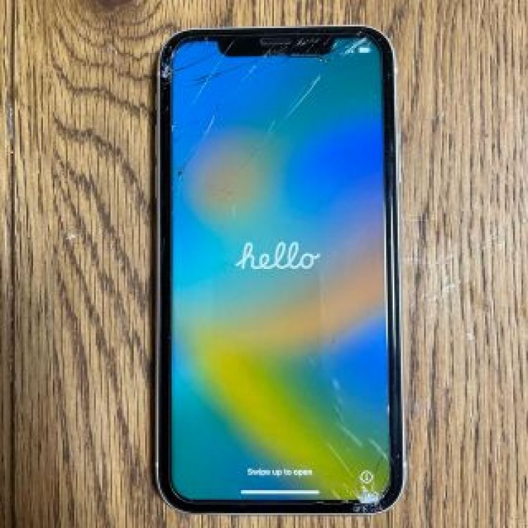 iPhoneXR 64GB ホワイト 画面割れ有り