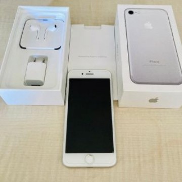iPhone 7 128GB シルバー SIMロック解除済み 付属品未使用