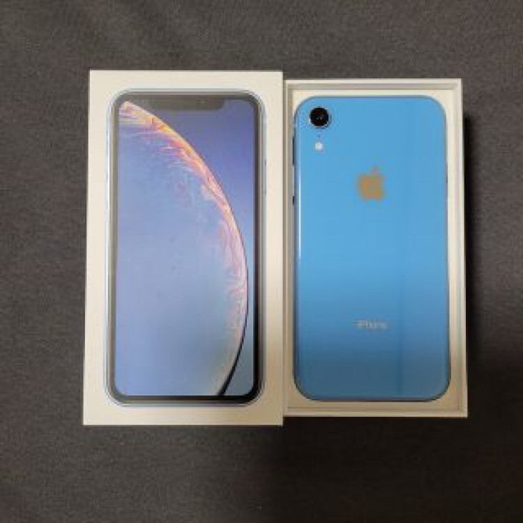 iPhone XR Blue 64 GB au