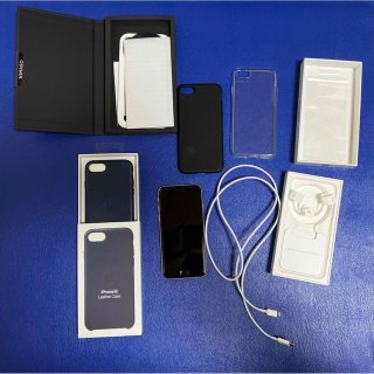 ほぼ新品 iPhone SE 第３世代 128GB スターライト