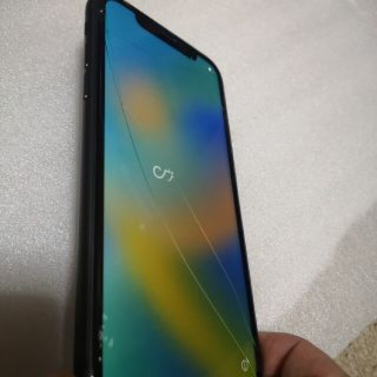 iPhone11 64GB　ブラック　画面割れ