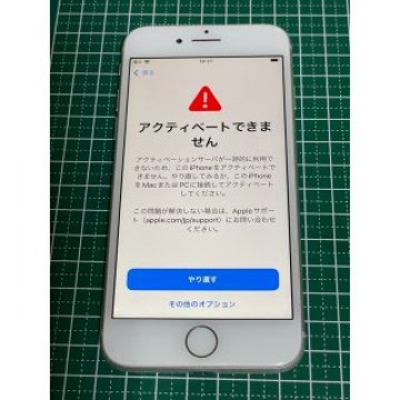 iPhone 8 Silver 64 GB au SIMフリー　ジャンク