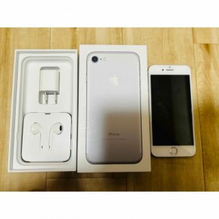 iPhone7 32GBシルバー SoftBank（SIMロック解除済）ほぼ新品