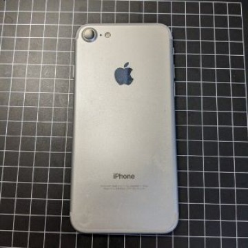 iPhone 7 Silver 128 GB　バッテリー100%