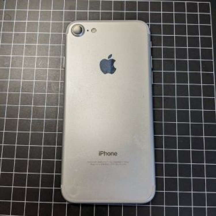iPhone 7 Silver 128 GB　バッテリー100%