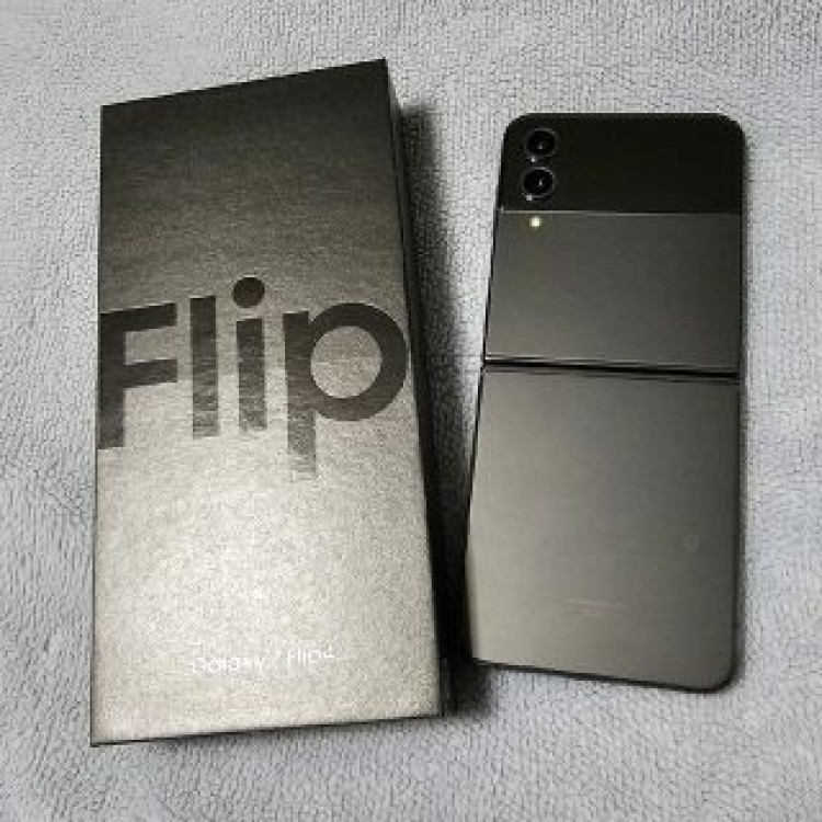 SAMSUNG Galaxy Z Flip4 SCG17 グラファイト