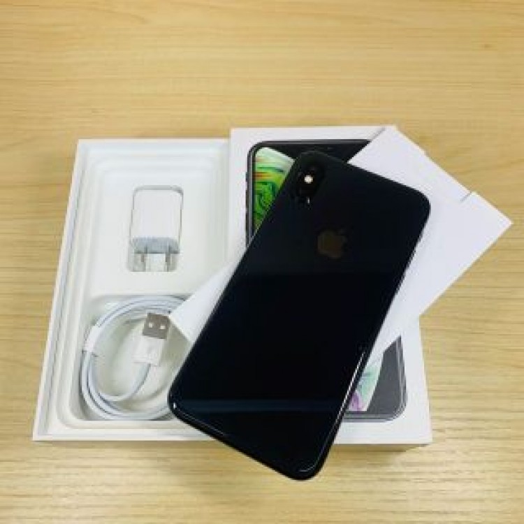 SIMﾌﾘｰ ﾊﾞｯﾃﾘｰ99％ iPhoneXS 256GB P118