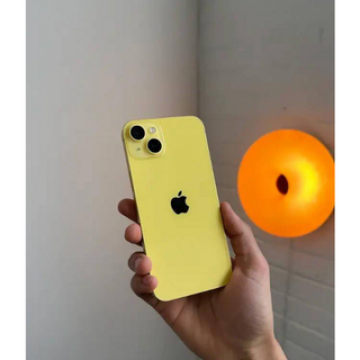 黄色の iPhone 14 プラス