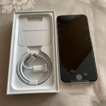 iPhone SE 第3世代　64GB アイフォンse 3 本体　ホワイト　