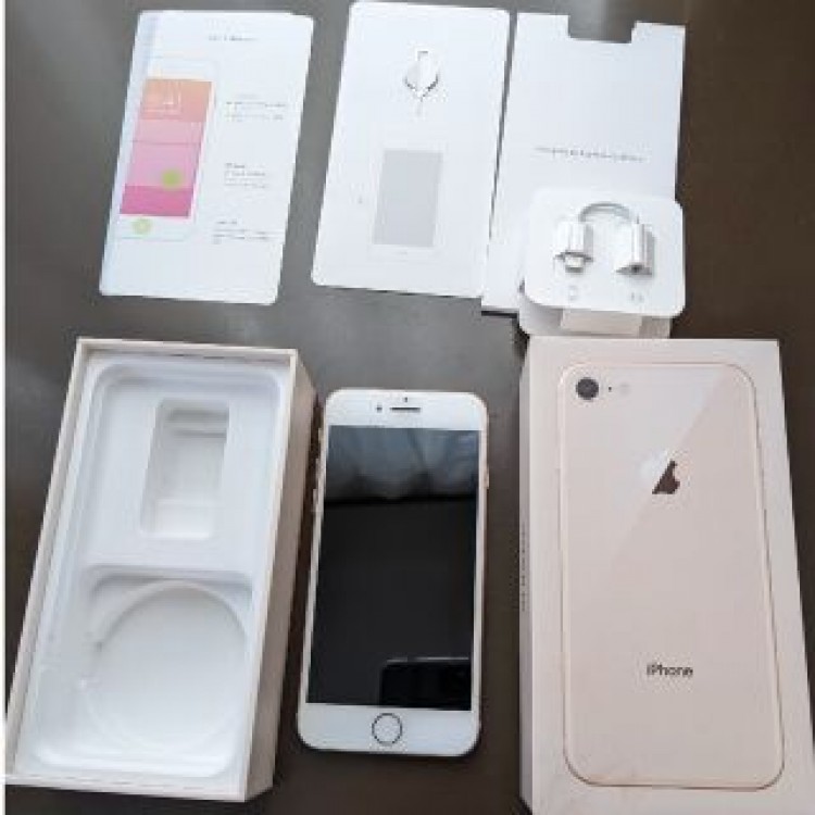 iPhone8　au