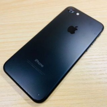 SIMﾌﾘｰ ﾊﾞｯﾃﾘｰ99％ iPhone7  32GB P5C11
