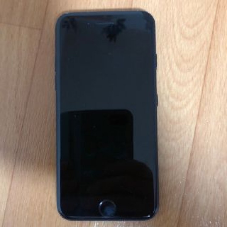 iPhone7 32GB ブラック　カバー付き　A1779