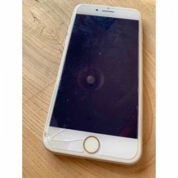 iPhone 8 シルバー　画面割れあり