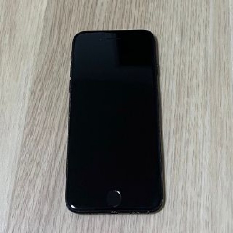 中古スマホ　iPhone7 ジェットブラック　128GB