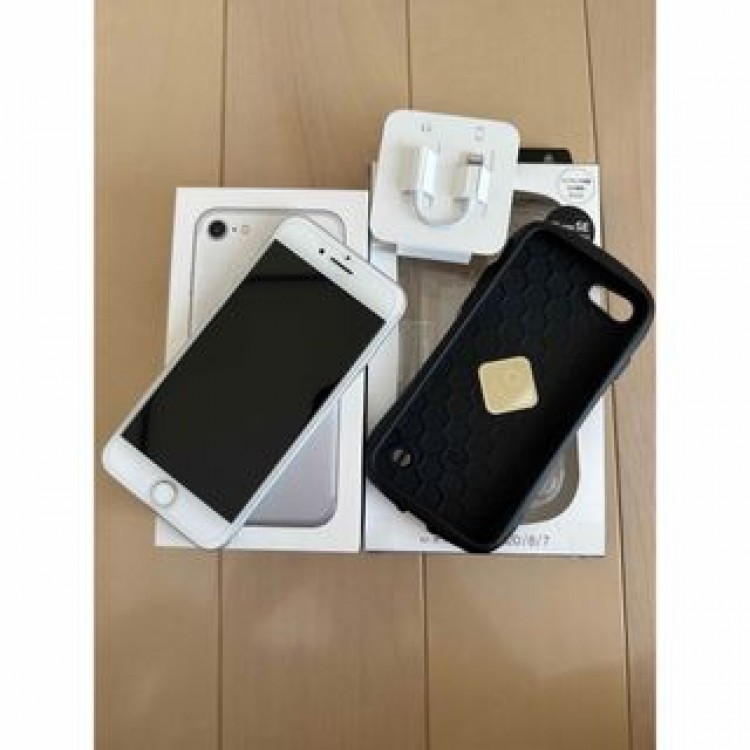 美品です♪ au iPhone7 32GB Silver