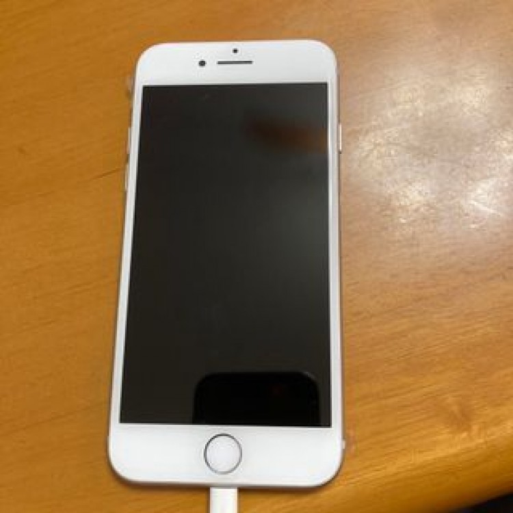 iPhone8 シルバー　64G SIMロック解除済み