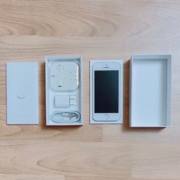 iPhone SE 新品未使用