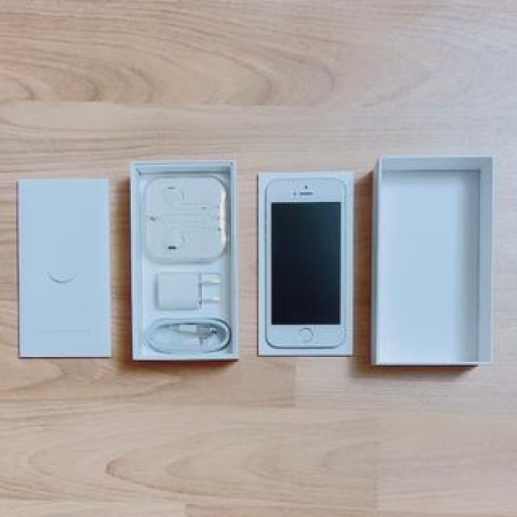 iPhone SE 新品未使用