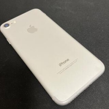 iPhone 7 Silver 32GB au端末 SIMロック解除済