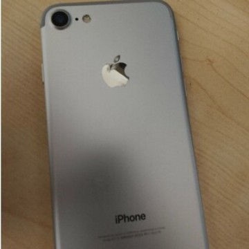 美品Apple アップル iphone7 32GB シルバー SIMフリー
